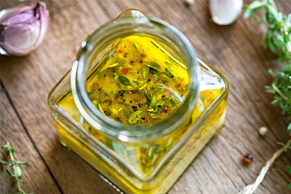 Dressing van knoflook, citroen en tijm